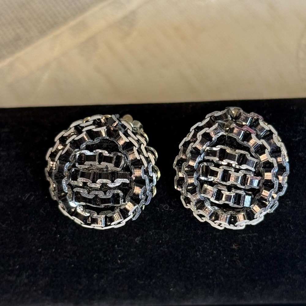 Vintage Marvella Round Silvertone Chain-link Textured Dome Clip On Earrings‎ 1"